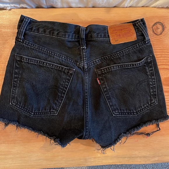 High waisted Levi’s black denim shorts - Picture 2 of 2